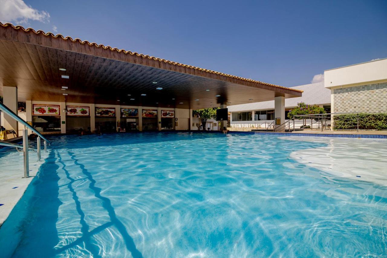 Diroma Resort Com Um Dia No Acqua Park Caldas Novas Bagian luar foto